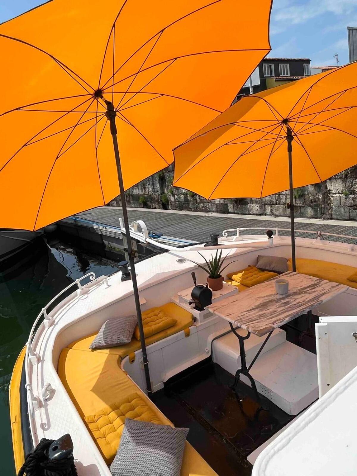 Une Peniche Dans Le Bassin A Flot Du Vieux Port La Rochelle  Exterior foto
